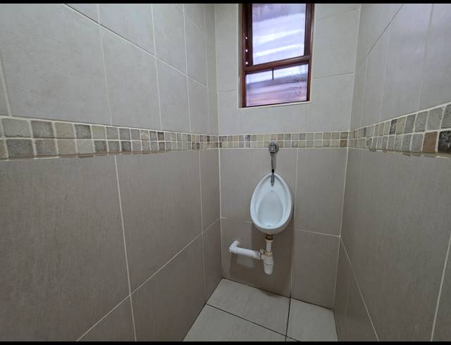 172M² OFFICE TO LET IN HONEYDEW